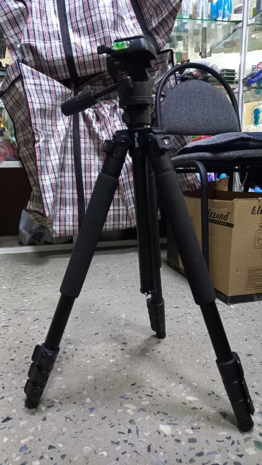 Продам штатив-треногу для фотокамеры.