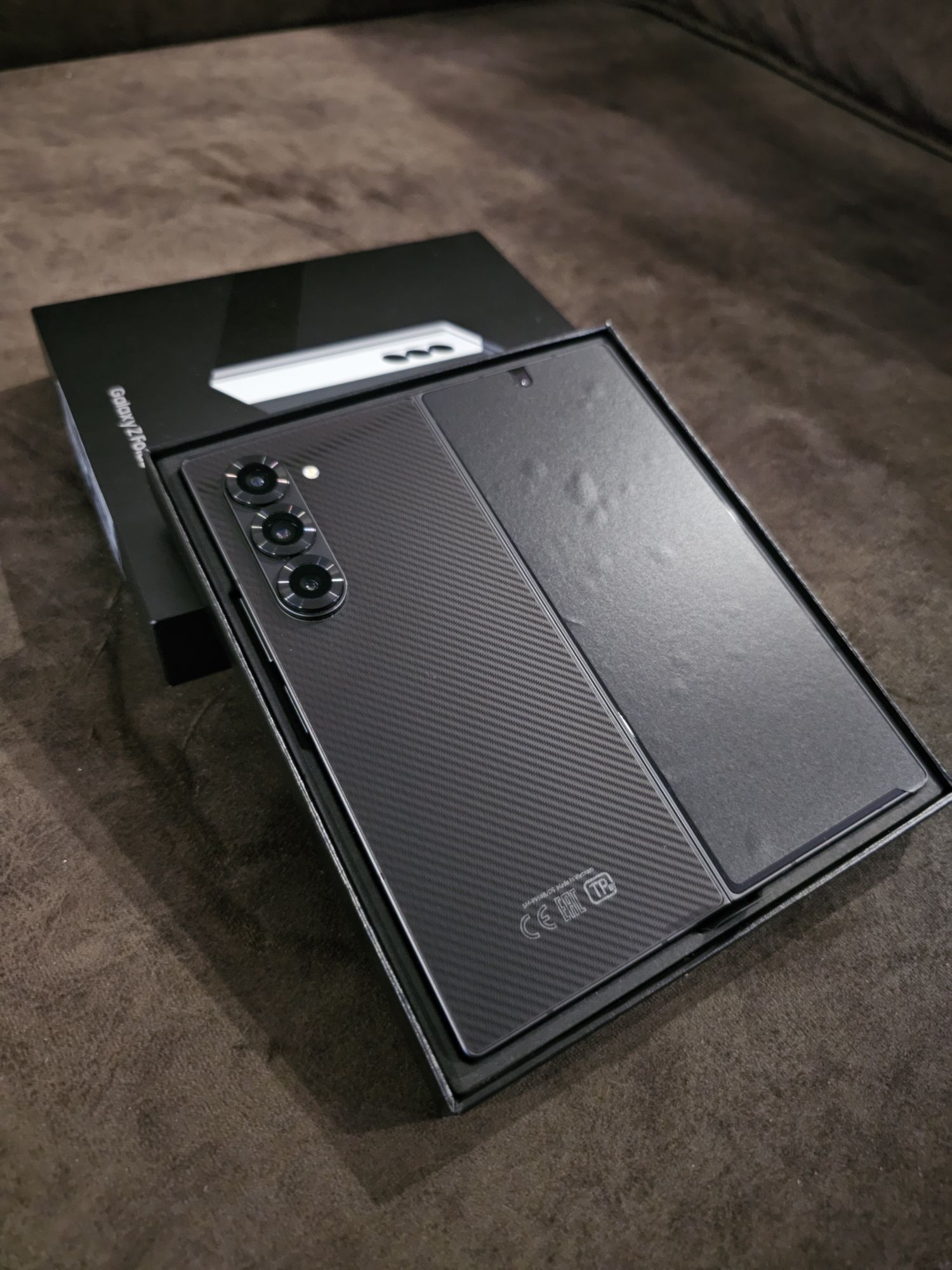 Samsung Z Fold 6, 12/256. Черный карбон