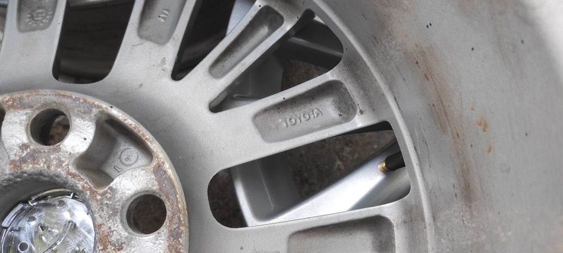 Комплект оригинальных дисков R17. Toyota Camry .