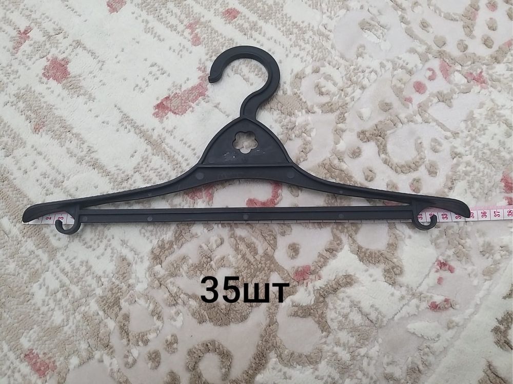 Продам вешалки новые.