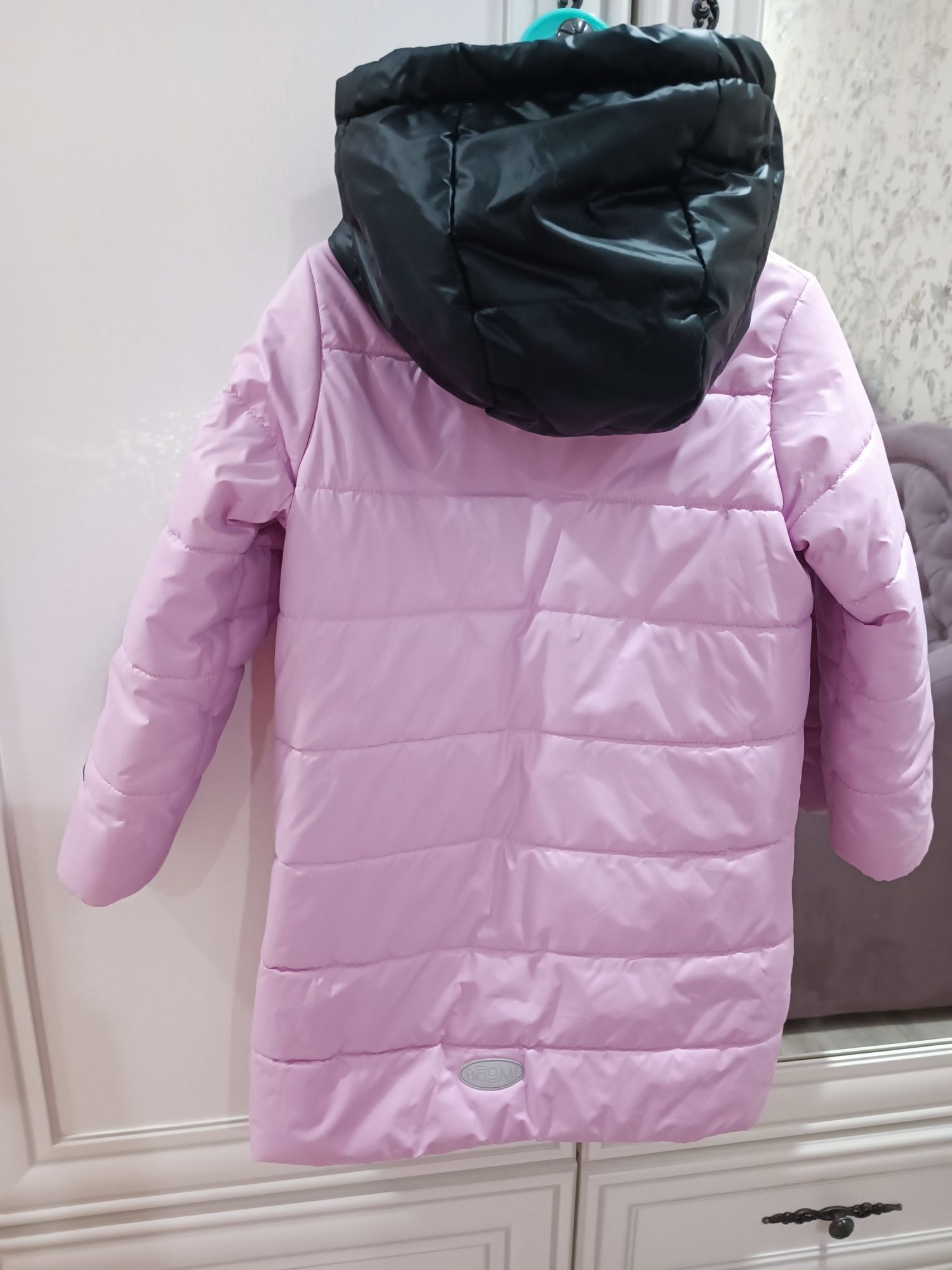 Пальто для девочки межсезонное на 5-6 лет.