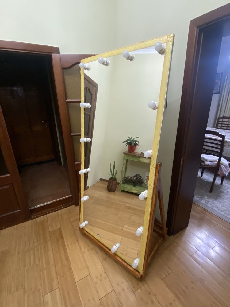 Зеркало на колесиках с подсцветкой