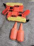 Две игрушечные пушки Nerf.