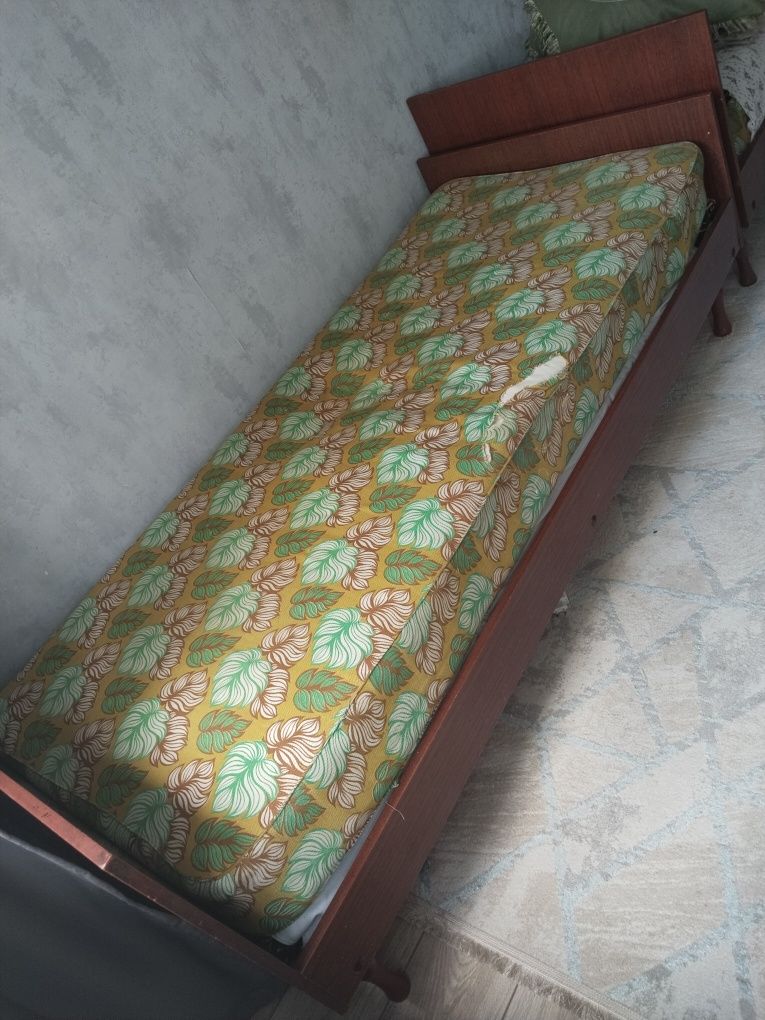 Кровать с матрасом