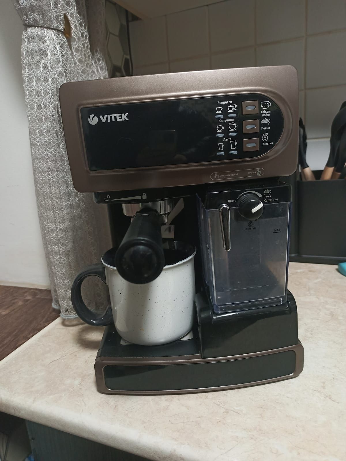Продам кофеварочную машину фирмы vitek, с капучинатором в идеальном