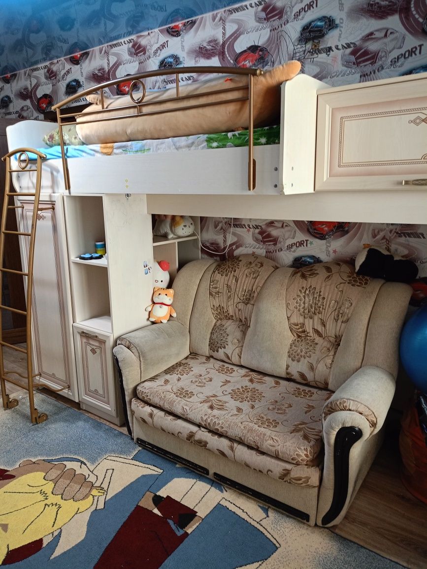 Продам детскую кровать и мини диванчик