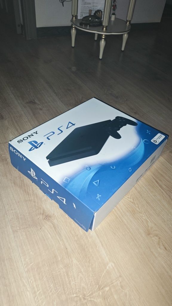 Продам ps4 slim в чехле и коробке