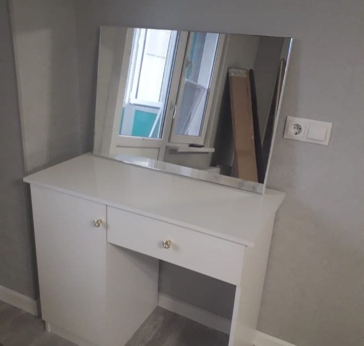 Камод с зеркалом и тумбочка продам за 30-25 тыс