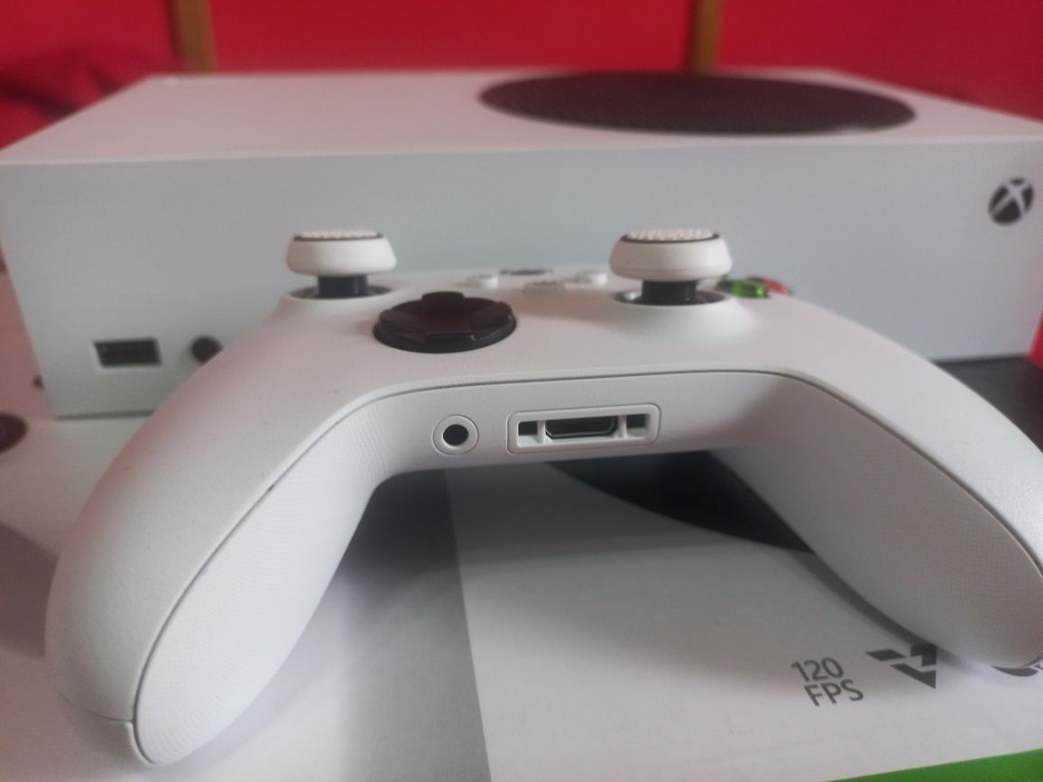 X-Box Series S в идеальном состоянии