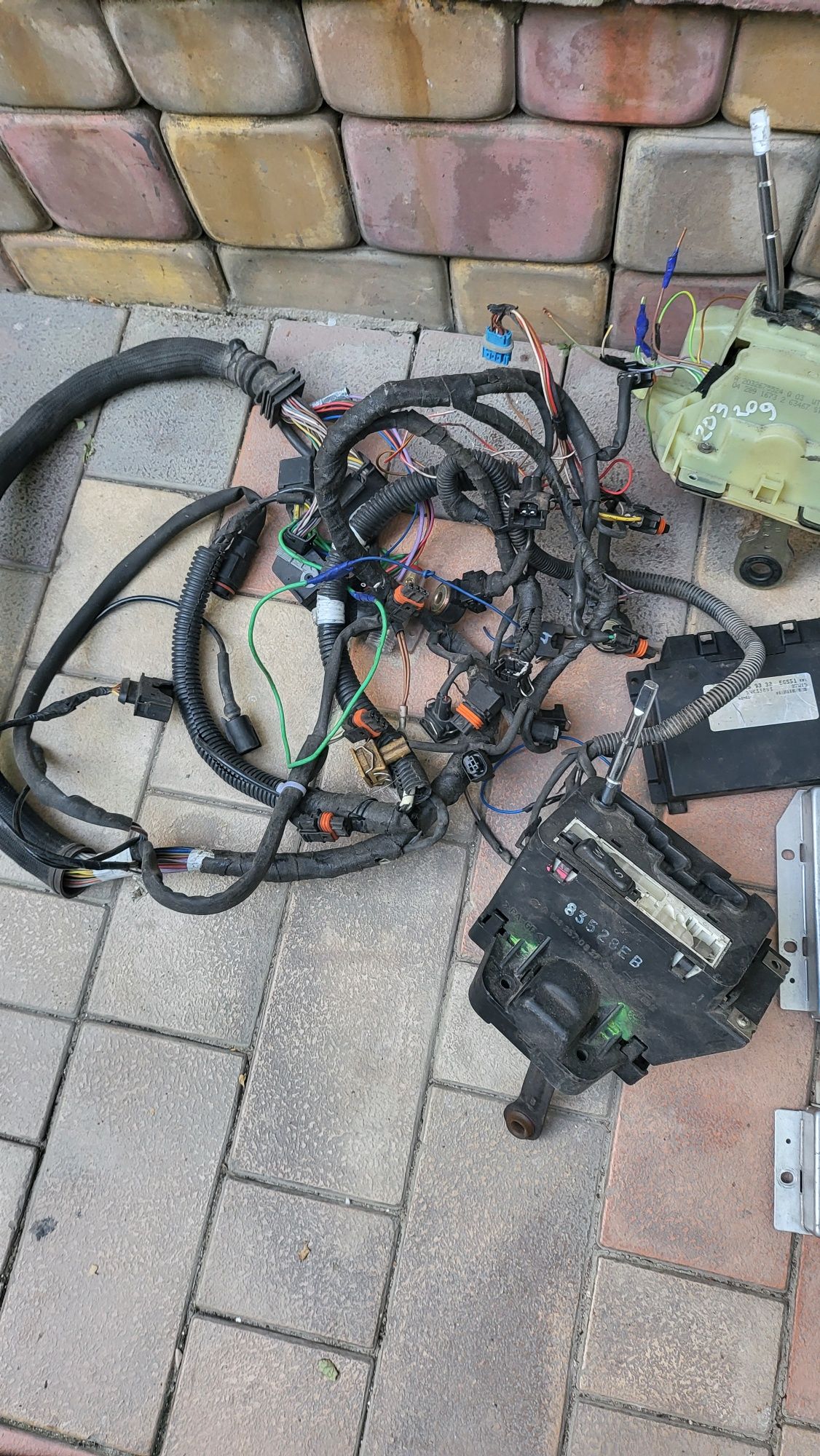На мерседес e210запчасти на фото  другой  нету