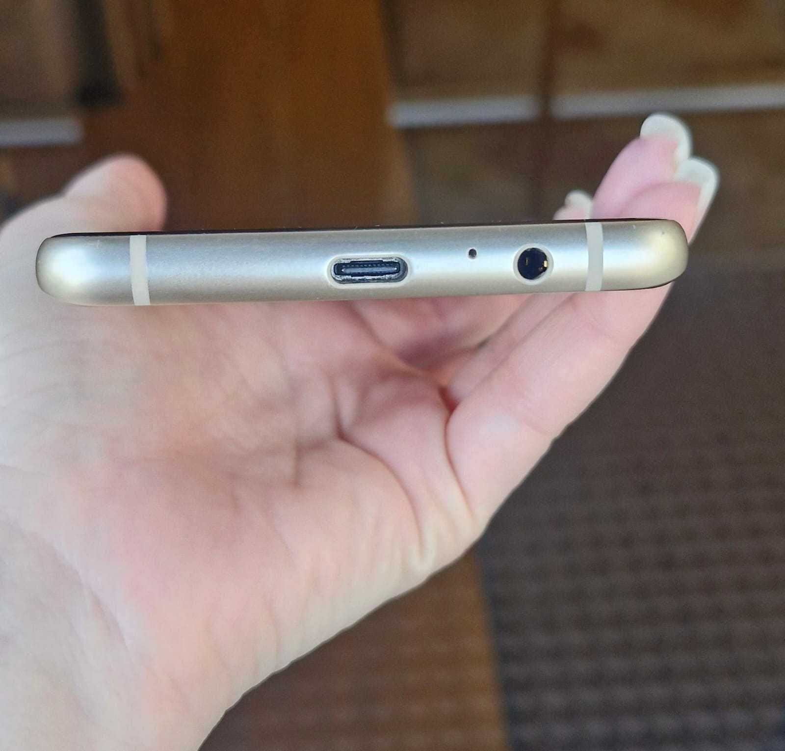 Samsung Galaxy А8+ 32GB золотой  в отличном состоянии