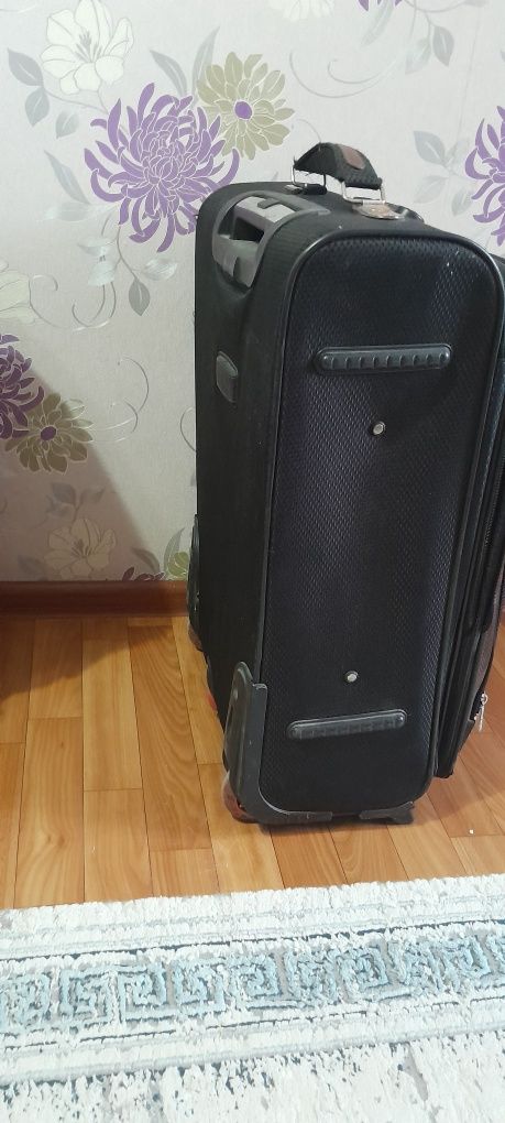 Продам чемоданы б/у