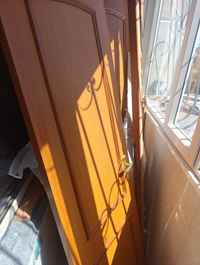 Продам стол со стульями . Прихожу . Двери межкомнатные