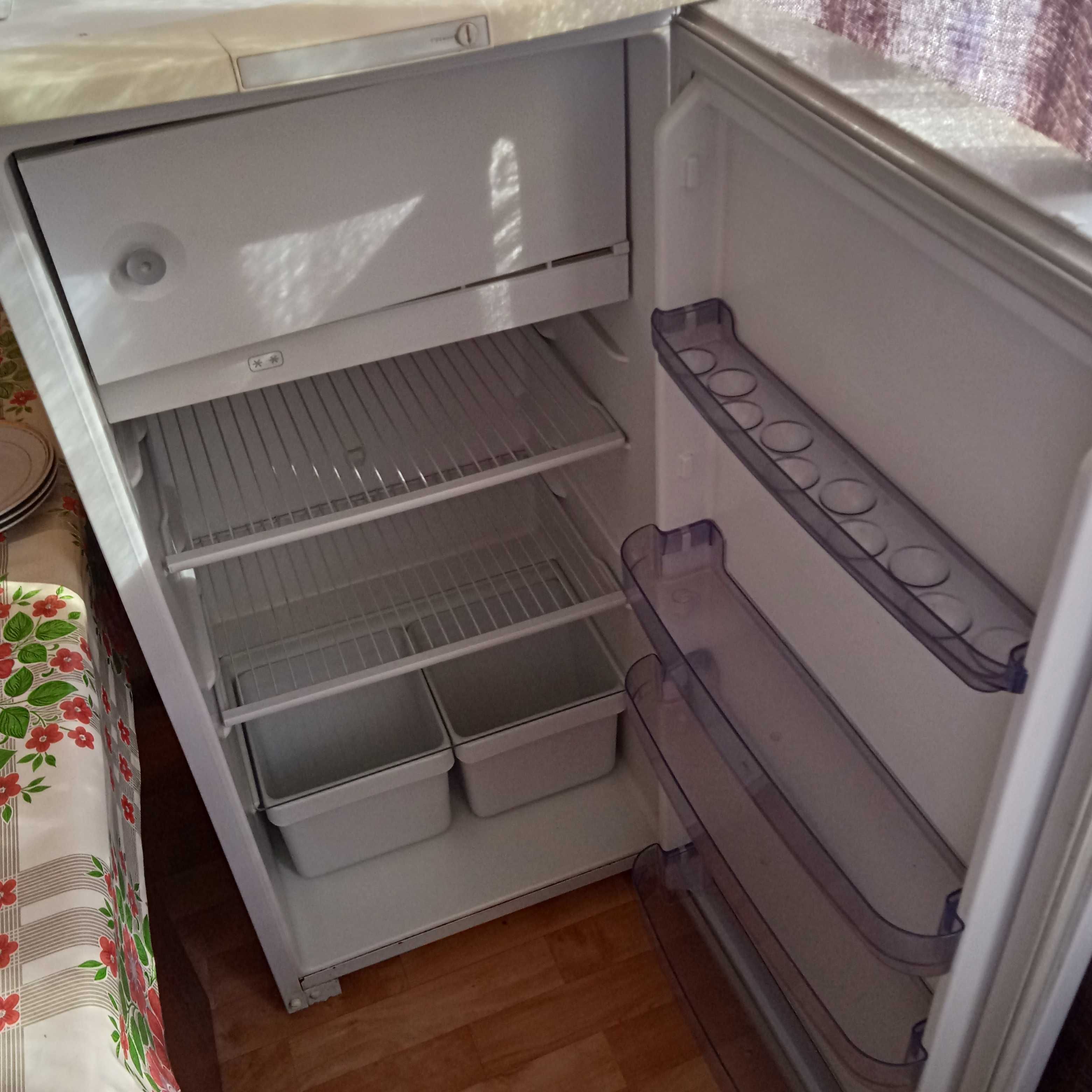 холодильник бу, все работает, не шумит, чистый