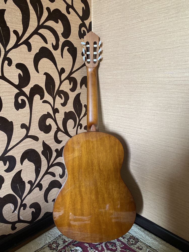 Классические гитара (YAMAHA)
