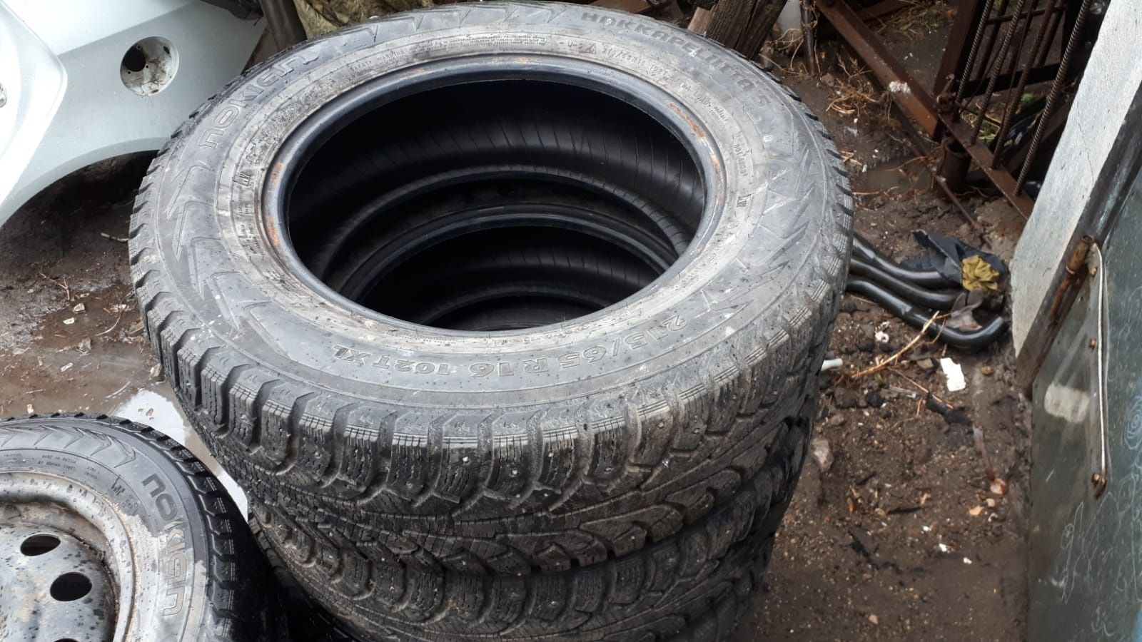 Зимние шипованные шины резина 215/65 Р16 3шт Nokian