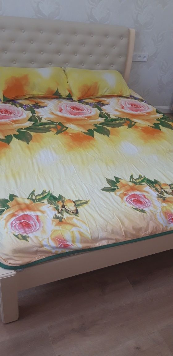 Продам покрывало  на двуспальную кровать, две наволочки.