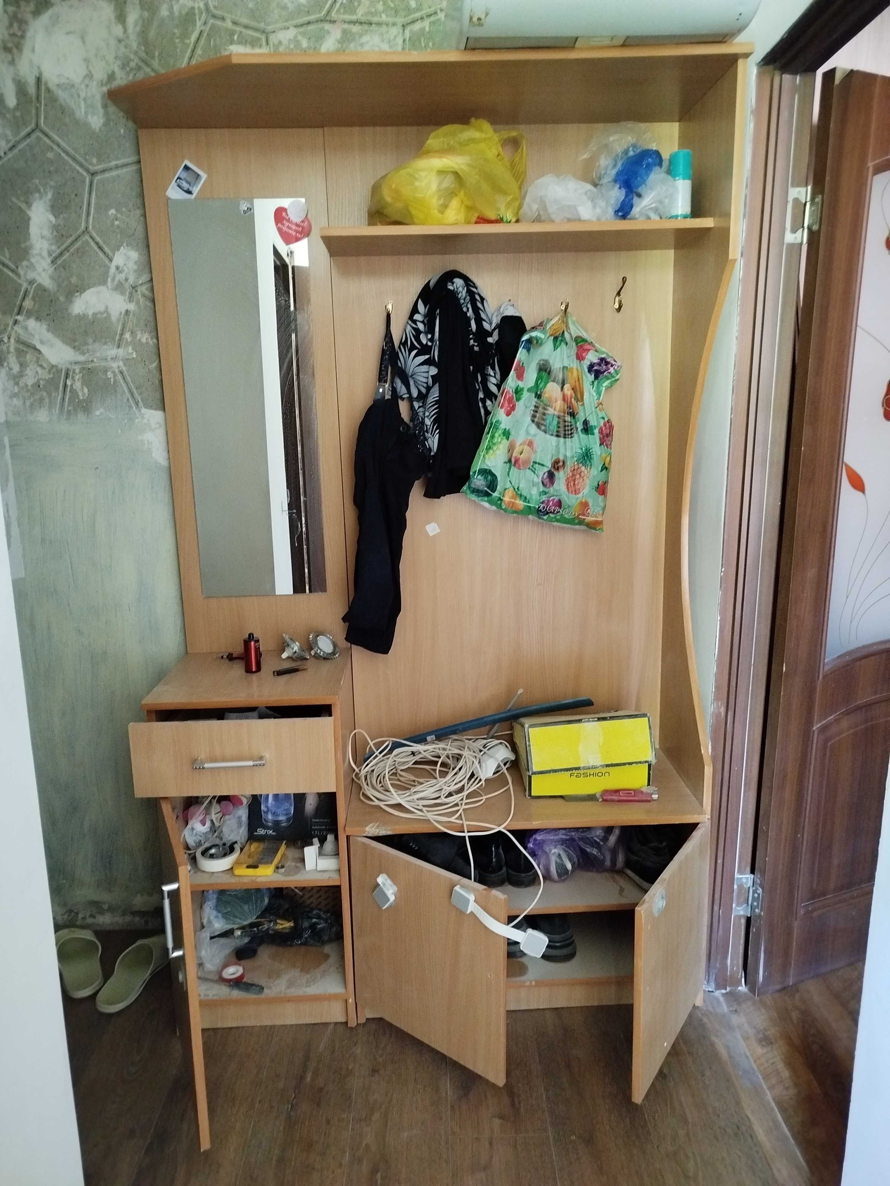 Прихожая, район омега. Самовывоз. Целая, удобная, дешёвая!
