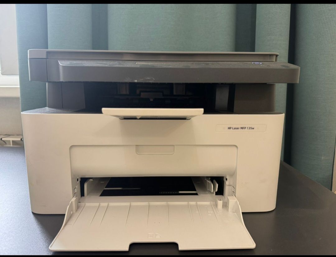 Принтер HP LASER MFP,кабель питанияUSB-кабель.