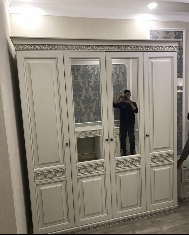 срочно продается спальный шкаф , комод с пуфиком и тумбы