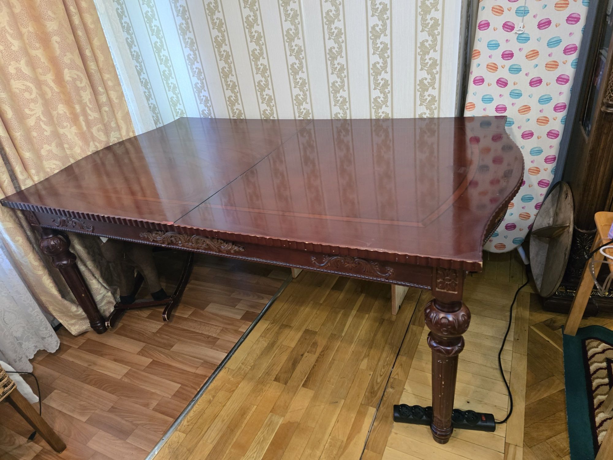 Добротный обеденный стол из натурального красного дерева