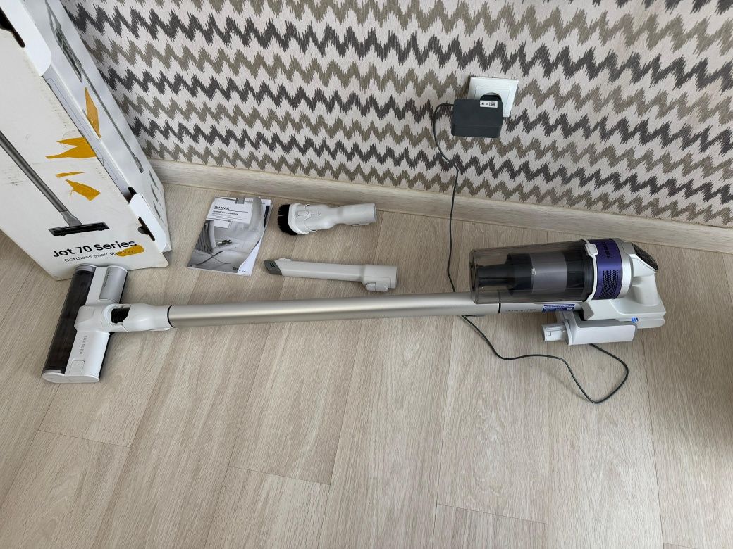 Продам пылесос SAMSUNG JET 70 Series
