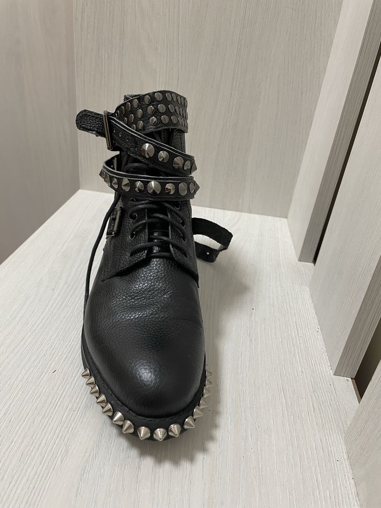 Yves Saint Laurent Кожаные эксклюзивные ботинки