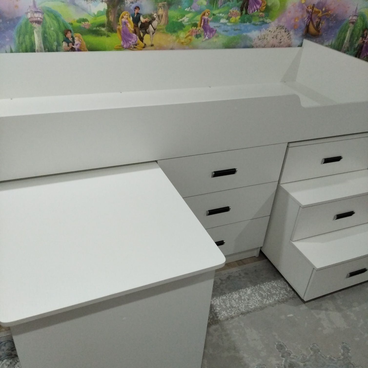 Продам. НОВАЯ. Кровать.Комод. Стол.