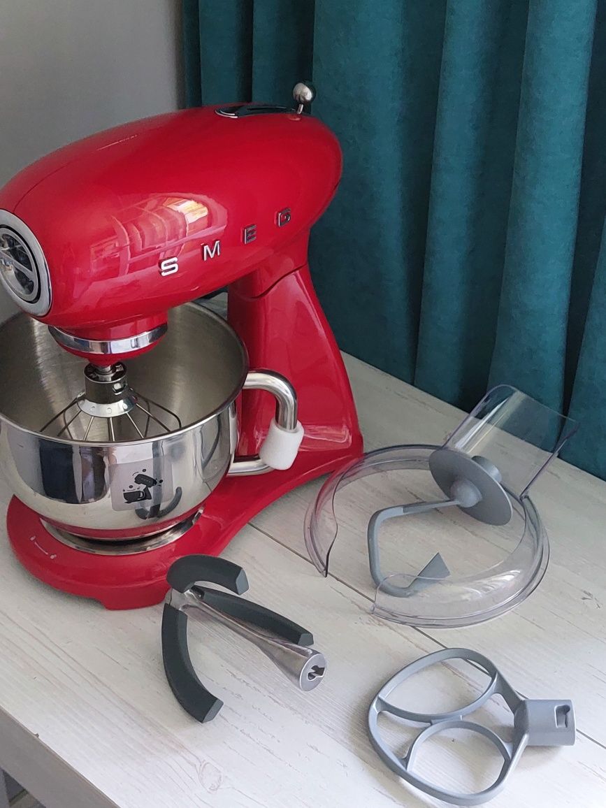 Планетарный Миксер Smeg красного цвета