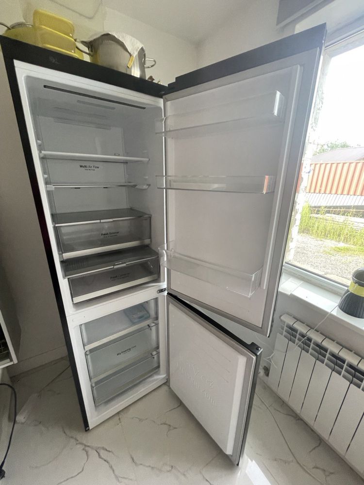 Продам холодильник с морозильником б/у