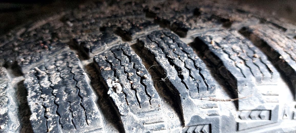 Продам резину зимнюю Maxxis