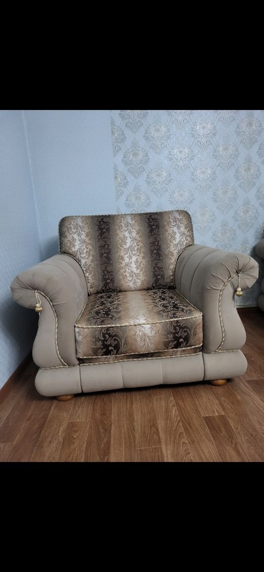 Продам диван с двумя креслами