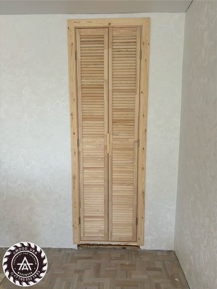 Деревянная жалюзийная дверь