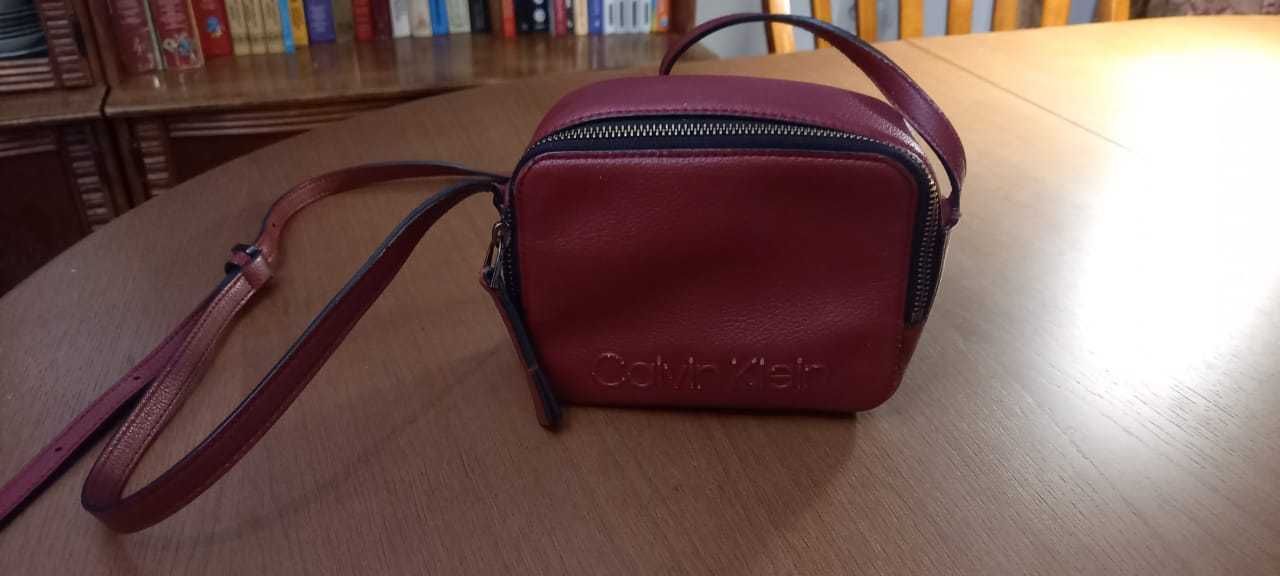 Кожаная сумка фирмы Calvin Klein через плечо