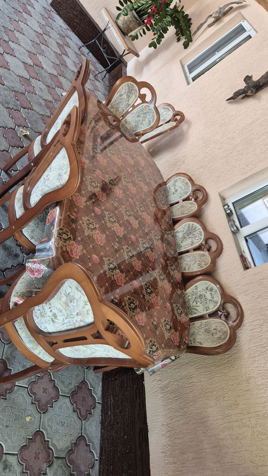 Стол и восемь стульями