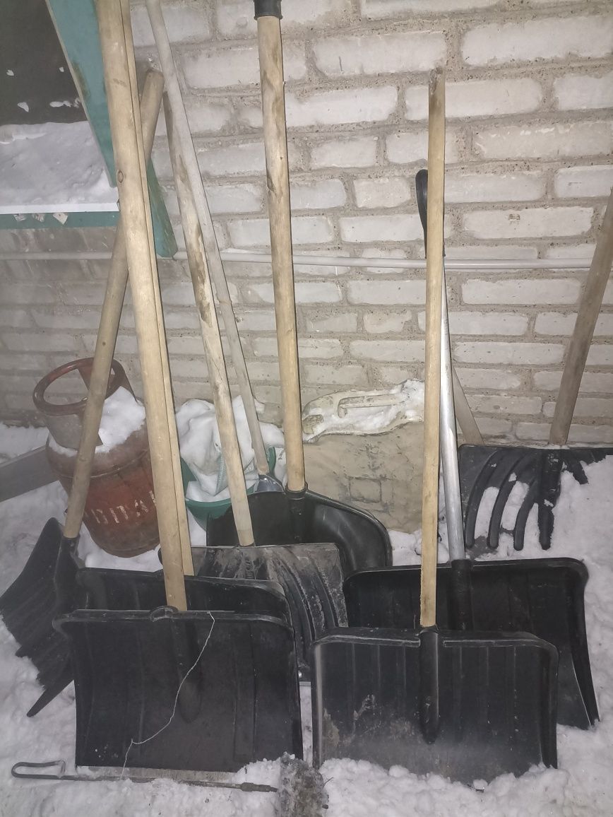 Продам снегоуборочные лопаты скребки и копыта для уборки снега, сани в