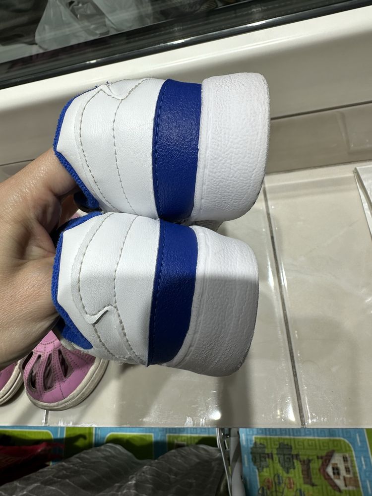 Детские кроссовки Adidas и сандалии Biomecanics