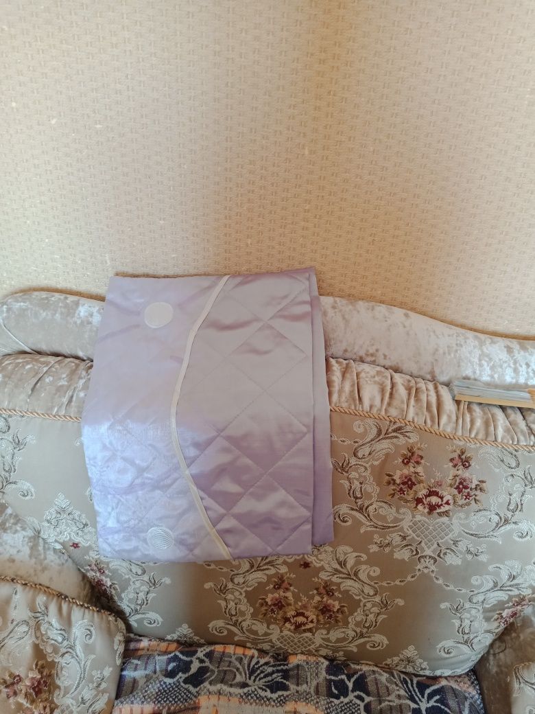 Покрывало,2 наволочки, шторы.