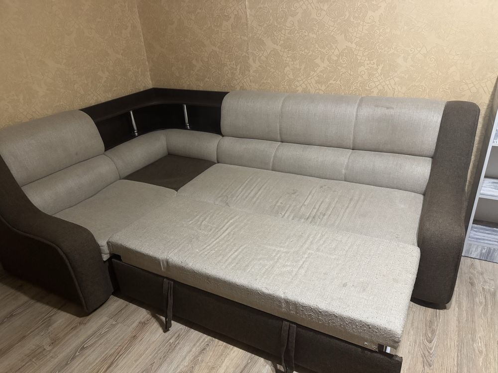 Диван угловой продам
