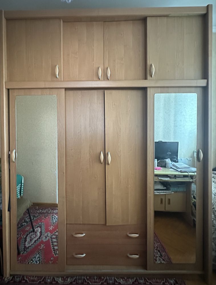 Продам шкаф в хорошем состоянии для детакой, спальни.