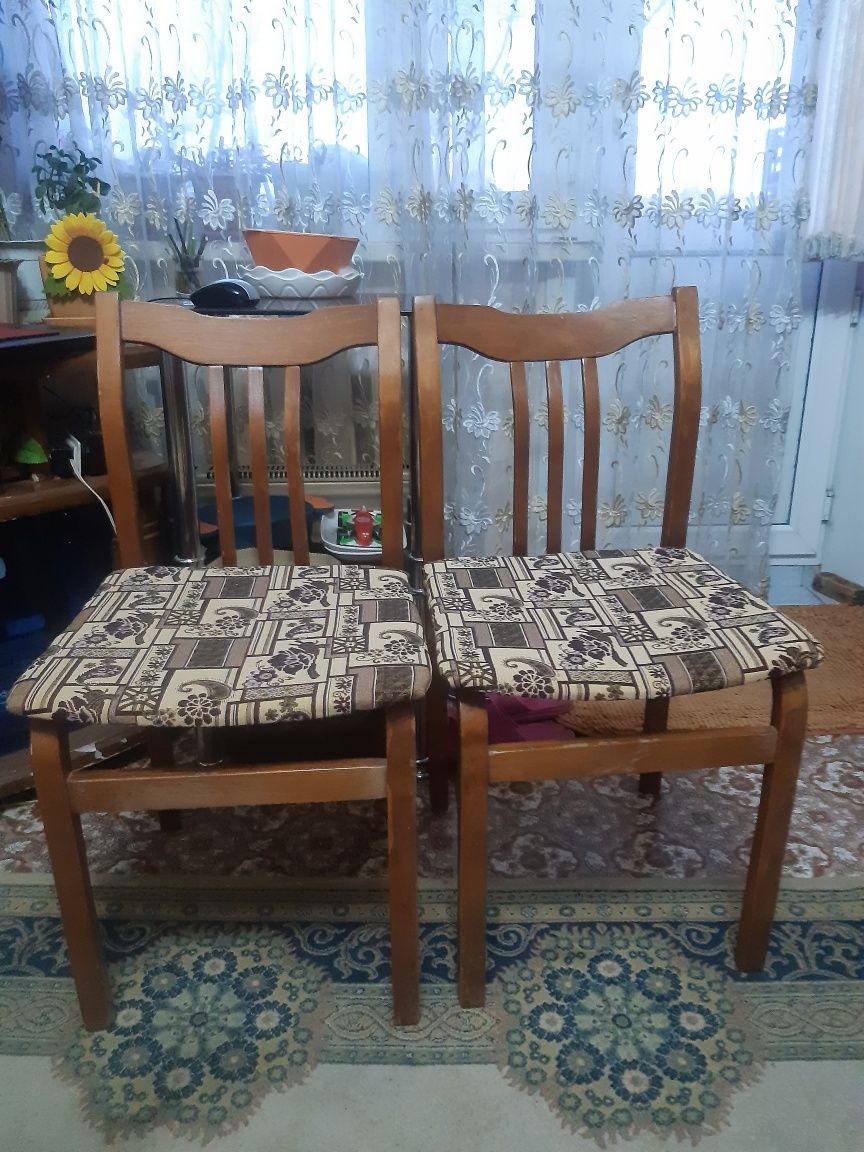 Продаётся:Стол полированный, 4 стула