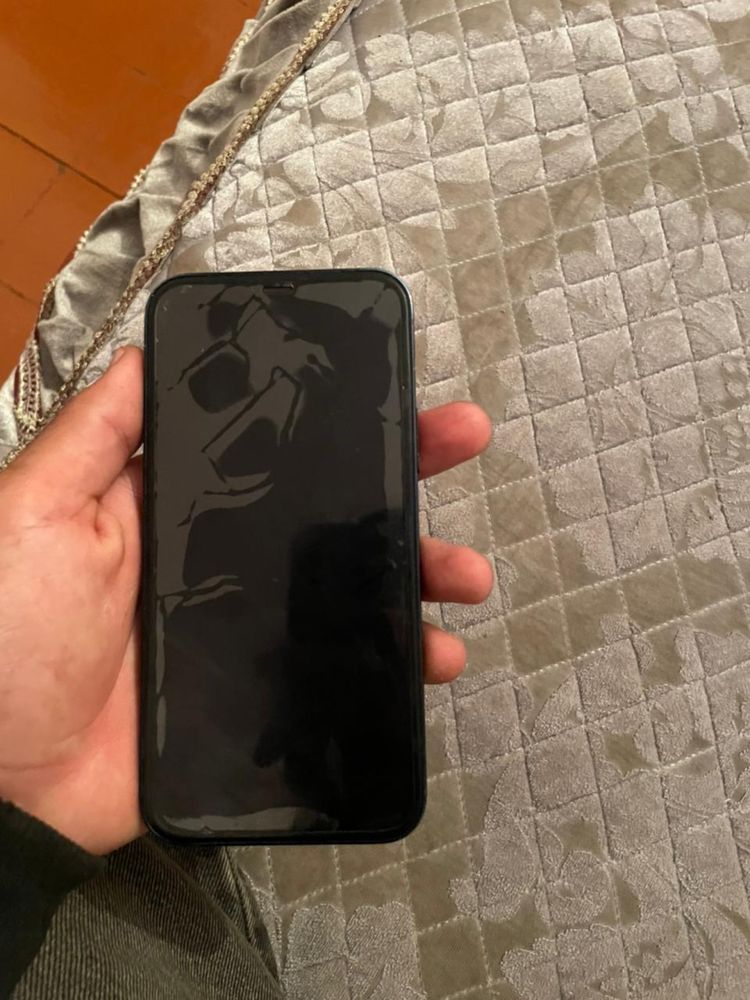 Продам айфон 12.