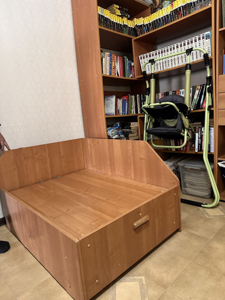 Кровать, стол журнальный, стенка