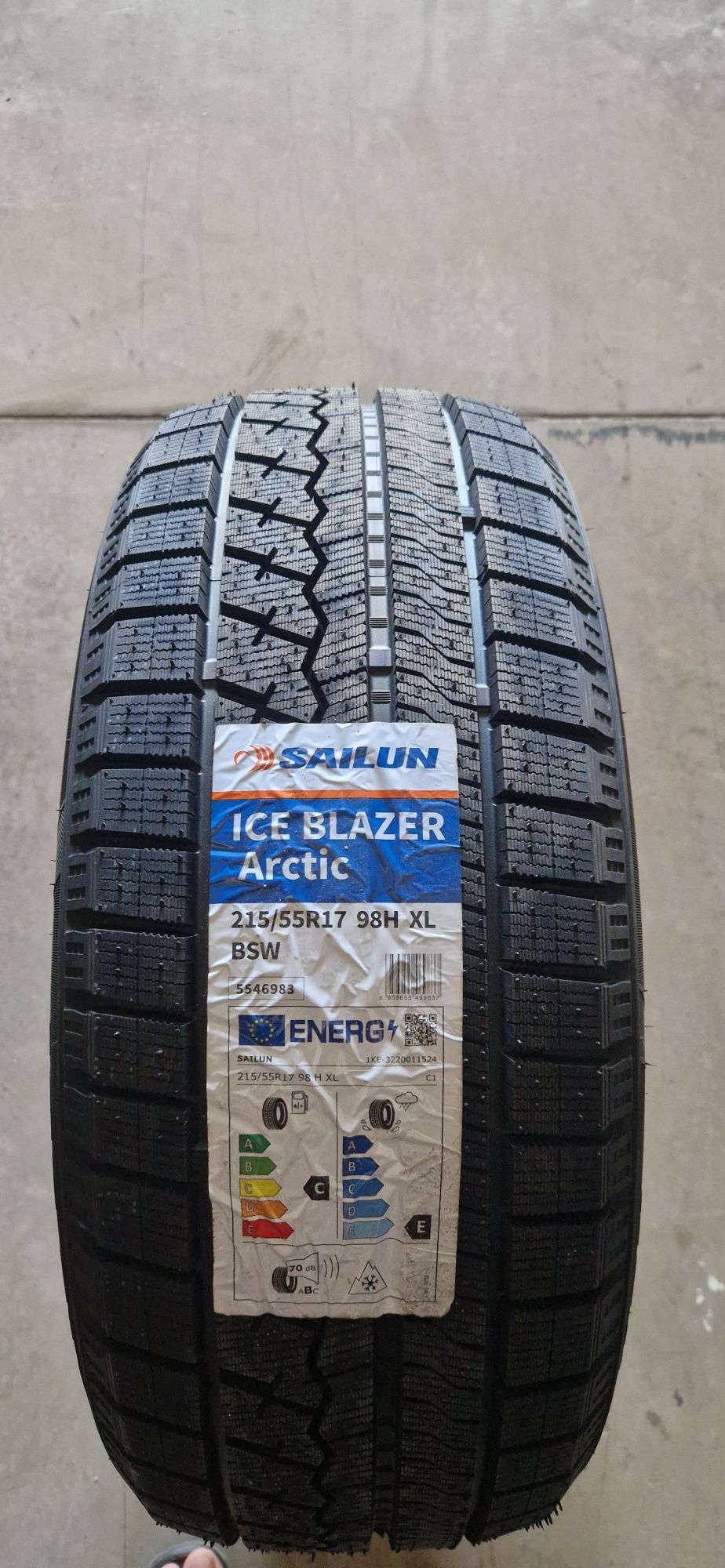 Шины 215/55R17 размера.