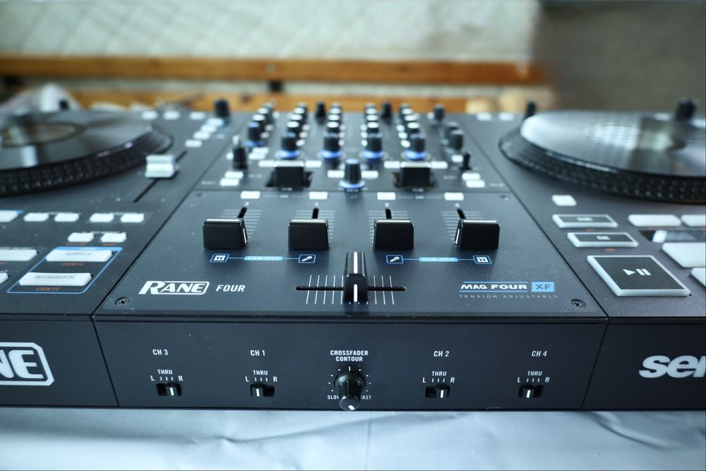 RANE FOUR диджейский пульт DJ контроллер