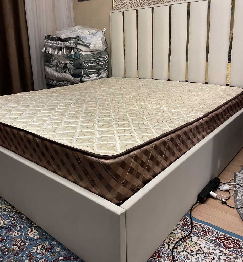 Продам кровать с матрасом