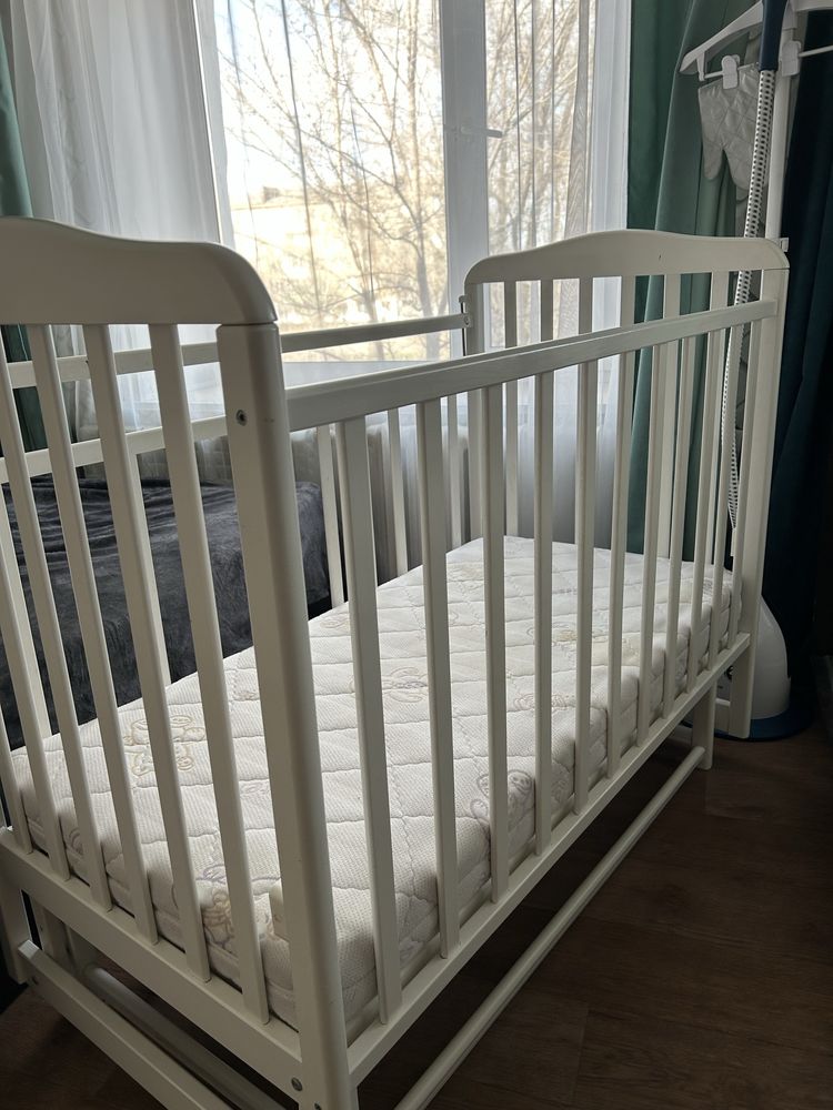Продам детскую кроватку,белого цвета,в хорошем состоянии,с матрасом.