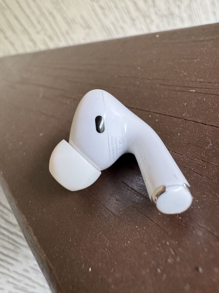 Продам наушники AirPods Pro ( 1 серии)