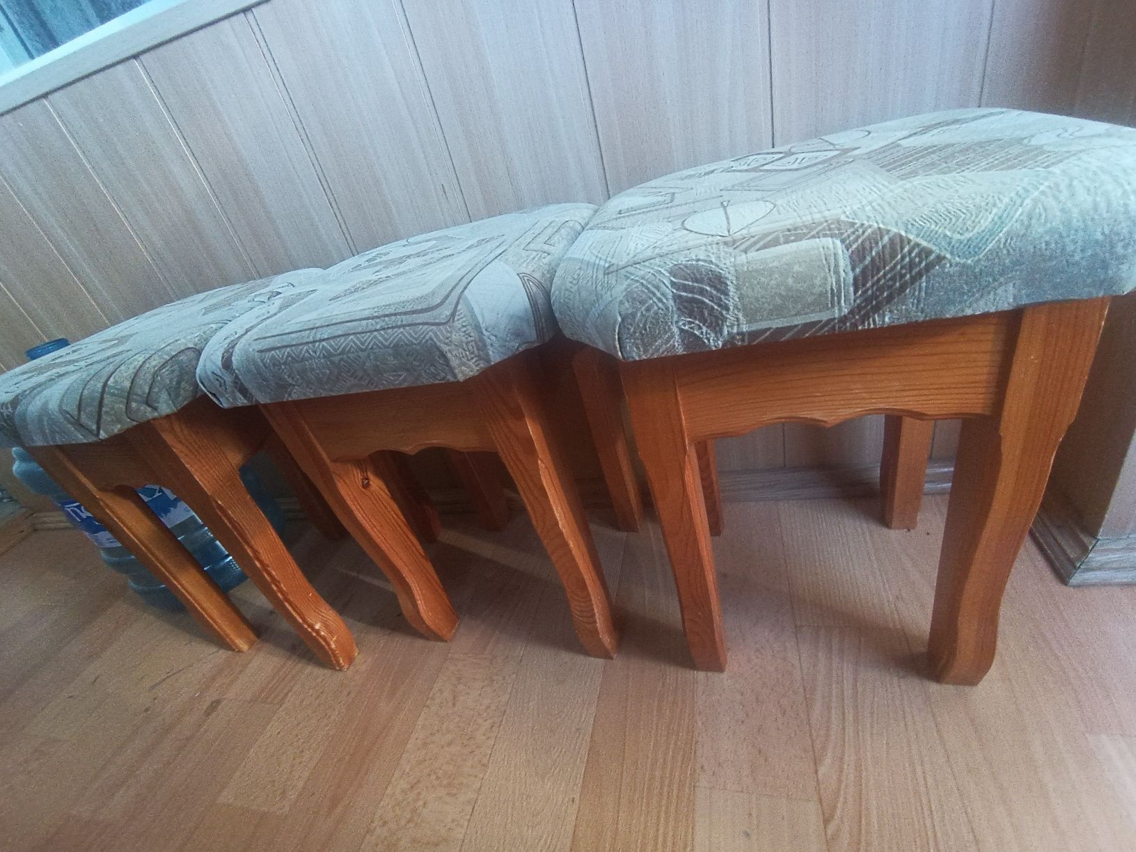 Продам стол со стульями  в хорошем состоянии.