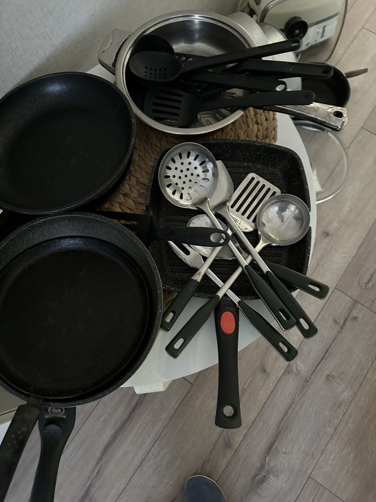 Сковородки кастрюли